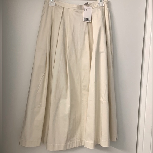 H&M Pleated Satin Skirt - Picture 5 of 7